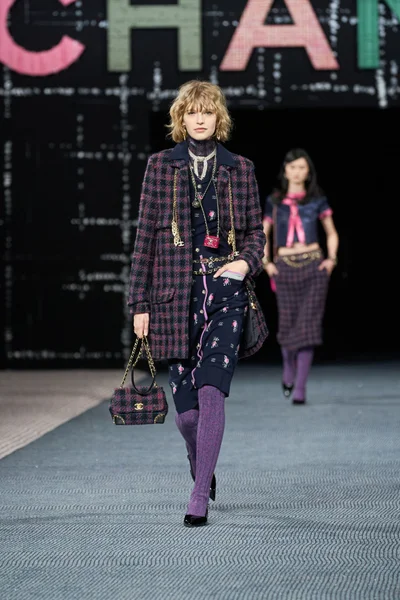Look 16